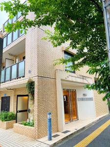 un edificio de ladrillo con una puerta en una calle en 交通便利 叠寝室1-4人一線直通 池袋 新宿 涉谷 原宿 惠比寿近い, en Tokio 22 fotos más