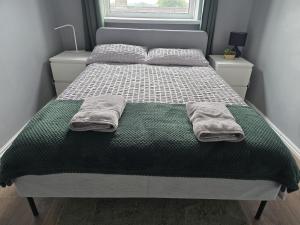 een bed in een slaapkamer met twee kussens erop bij Beautiful 3-bed apartment at Swiss Cottage in Londen