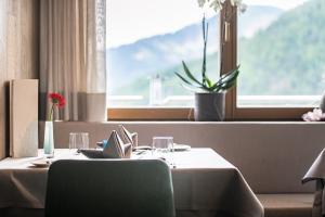 Nespecifikovaný výhled na hory nebo výhled na hory při pohledu z hotelu
