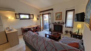 un salon avec un canapé et une télévision dans l'établissement Halkidiki Family House, à Kalivia Poligirou