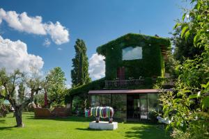 A garden outside Tenuta San Masseo - boutique farm resort & SPA