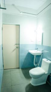 Koupelna v ubytování Hotel Sun Suites - A unit of SUN Group - Spacious Rooms - Brand New Building