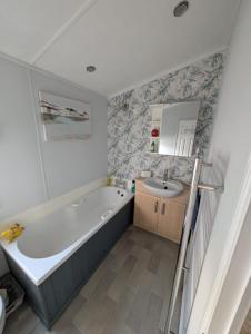Koupelna v ubytování A and C Lodge Plot 21 2 double bedrooms PLOT 21 With HOT TUB 1 pet only No Commercial Vans 4pm check in
