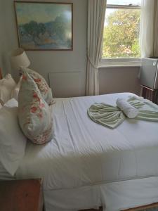 Ένα ή περισσότερα κρεβάτια σε δωμάτιο στο Kardinal guesthouse on 44 St Phillips street +27 φωτογραφίες