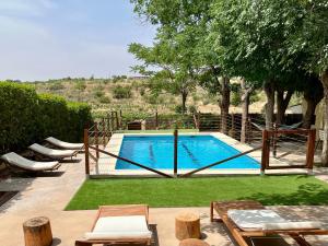 The swimming pool at or close to Casa rural La Quinta De Lara