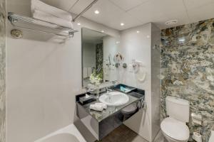 Baðherbergi á Hawthorn Extended Stay by Wyndham Abu Dhabi City Center