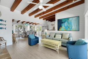 Et opholdsområde på Beachfront Bungalow