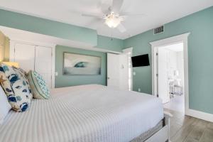 En eller flere senge i et værelse på Beachfront Bungalow + 50 billeder