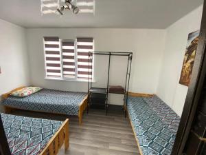 Postel nebo postele na pokoji v ubytování Guesthouse Snow Leopard - 'Ak Ilbirs'