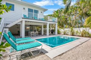 Swimmingpoolen hos eller tæt på Day Break Bungalow