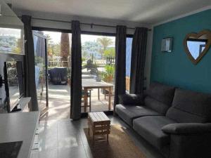 una sala de estar con un sofá y una mesa en Vistas de Ensueño al Mar en Playa del Águila, en Playa del Águila