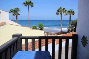 balcón con vistas a la playa y a las palmeras en Vistas de Ensueño al Mar en Playa del Águila, en Playa del Águila