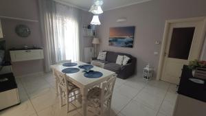 una sala de estar con una mesa y un sofá en Beach vibes, en Gallipoli