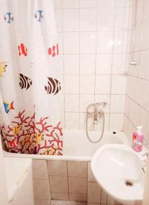 a bathroom with a shower curtain and a sink at 2кімнатна Центр поруч з Мечнікова in Dnipro