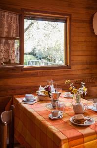 Una mesa en una habitación con un mantel. en Caravelle Camping Village, en Ceriale