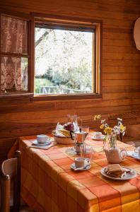 einen Tisch in einem Zimmer mit Tischtuch drauf in der Unterkunft Caravelle Camping Village in Ceriale