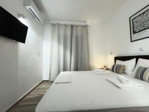 A bed or beds in a room at El Greco Apartments in Tigaki, near the sea - No 3