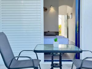 A seating area at El Greco Apartments in Tigaki, near the sea - No 3