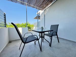 A balcony or terrace at El Greco Apartments in Tigaki, near the sea - No 3