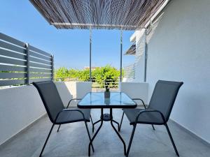A balcony or terrace at El Greco Apartments in Tigaki, near the sea - No 3