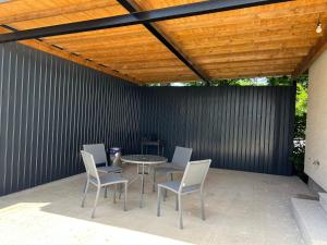 un patio con tavolo, sedie e soffitto in legno di Furnicuta a Curtea de Argeş