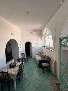 Χώρος καθιστικού στο Sunny Terrace Retreat