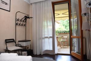 una camera da letto con un letto, una finestra e una sedia di La Casa di Stella a Sesto Fiorentino