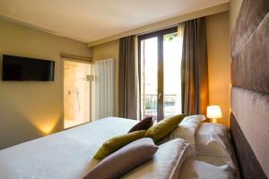 A bed or beds in a room at Tenuta San Masseo - boutique farm resort & SPA