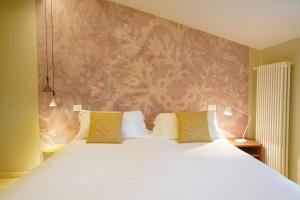 A bed or beds in a room at Tenuta San Masseo - boutique farm resort & SPA