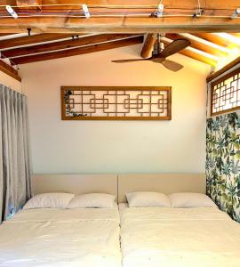 首尔'Hanok Hanok' Boutique stay Hotel Seoul - 2min from Gyeongbokgung Palace station的有两张床和一扇窗户的卧室