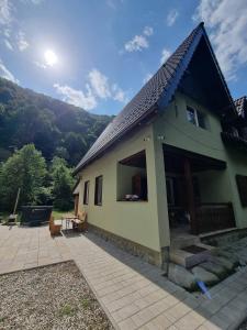 LotrioaraにあるCarla Maria Houseの山の景色を望む小さな家