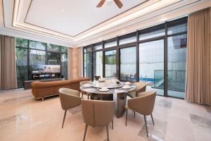 a dining room with a table and chairs at 三亚海棠湾蔚蓝海湾公寓 in Sanya