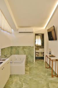 baño blanco grande con bañera y lavamanos en Scilla Luxury Rooms, en Scilla 69 fotos más