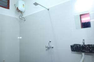 Awe venues في مادوراي: حمام مع مرآة ومغسلة +17 صورة