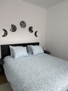 Ένα ή περισσότερα κρεβάτια σε δωμάτιο στο Petit appartement central Chimay