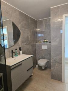 Koupelna v ubytování Room, with Internet, in Crauthem-Roeser , Luxembourg