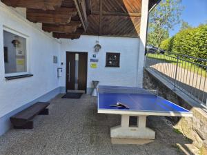 ハウツェンベルクにあるFerienwohnung PanoramaBlickの建物外に卓球台