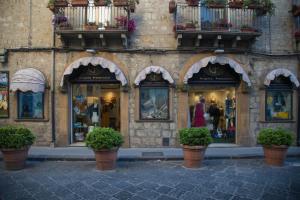 una tienda con macetas delante de un edificio en Casa del Jazz Historical Center, en Piazza Armerina