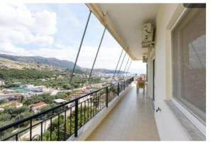 Un balcón con vista a una ciudad en Vasilis Family Apartments, en Himare