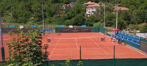 a tennis court with a net on top of it at Apartman Kuršumlijska Banja in Kursumlijska Banja