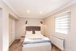 Ένα ή περισσότερα κρεβάτια σε δωμάτιο στο GoodMood Hotel & Restoran