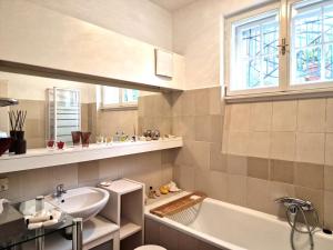 a bathroom with a sink and a bath tub at CALM & GREEN by JR City Apartments in Vienna +10 photos