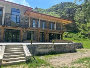 Nespecifikovaný výhled na hory nebo výhled na hory při pohledu z hotelu