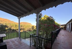 een balkon met uitzicht op de bergen bij Elia Limnos in Plati +33 foto's