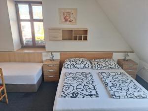 Postel nebo postele na pokoji v ubytování Penzion U Vorlíčků