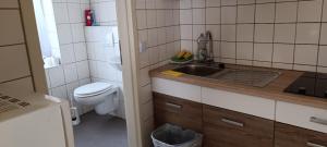 Koupelna v ubytování Monteur Gästehaus Mönchengladbach + 12 fotografií