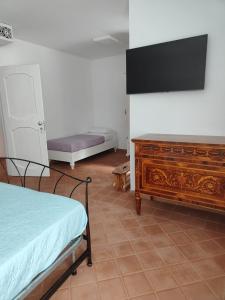 Televízia a/alebo spoločenská miestnosť v ubytovaní Agriturismo Scialà