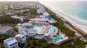 una vista aérea de la casa y la playa en Honey's Beach House, en Santa Rosa Beach