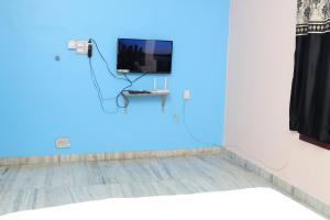 Awe venues في مادوراي: غرفة زرقاء مع تلفزيون على الجدار الأزرق