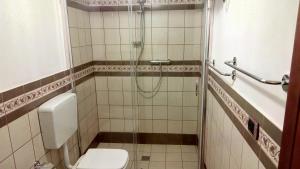 カーポ・ドルランドにあるL'orangerieのバスルーム(シャワー、トイレ付)